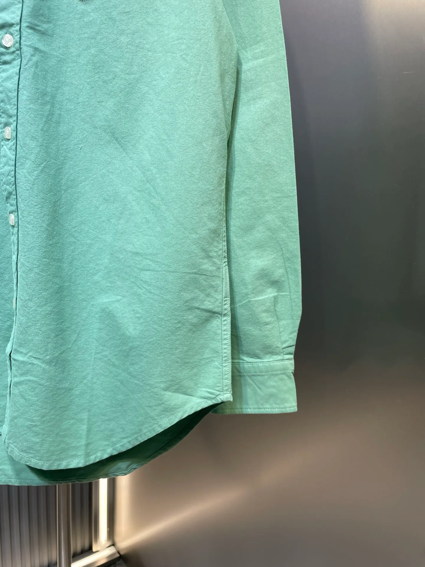 P370 Ralph Lauren 🌟 War Horse solid color shirt, macaron color, white upper body, loose fit, contrasting embroidery design on the cuffs and chest, button closure, can be paired with a skirt of the same color Size: xs-xl